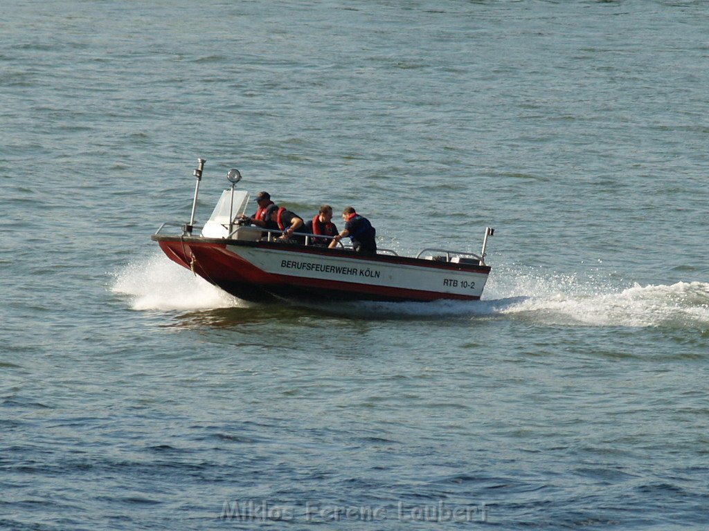 Einsatz Loeschboot und Rettungsboot Koeln Muelheim  P34.JPG